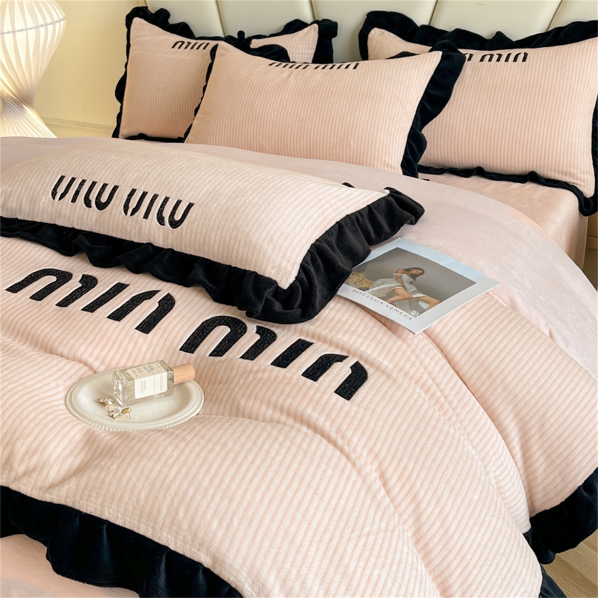 91家纺网 家纺一手货源 找家纺 博纳 2025新款210克全消光牛奶绒绣花撞色花边吊边床单四件套-遇见 暖橘