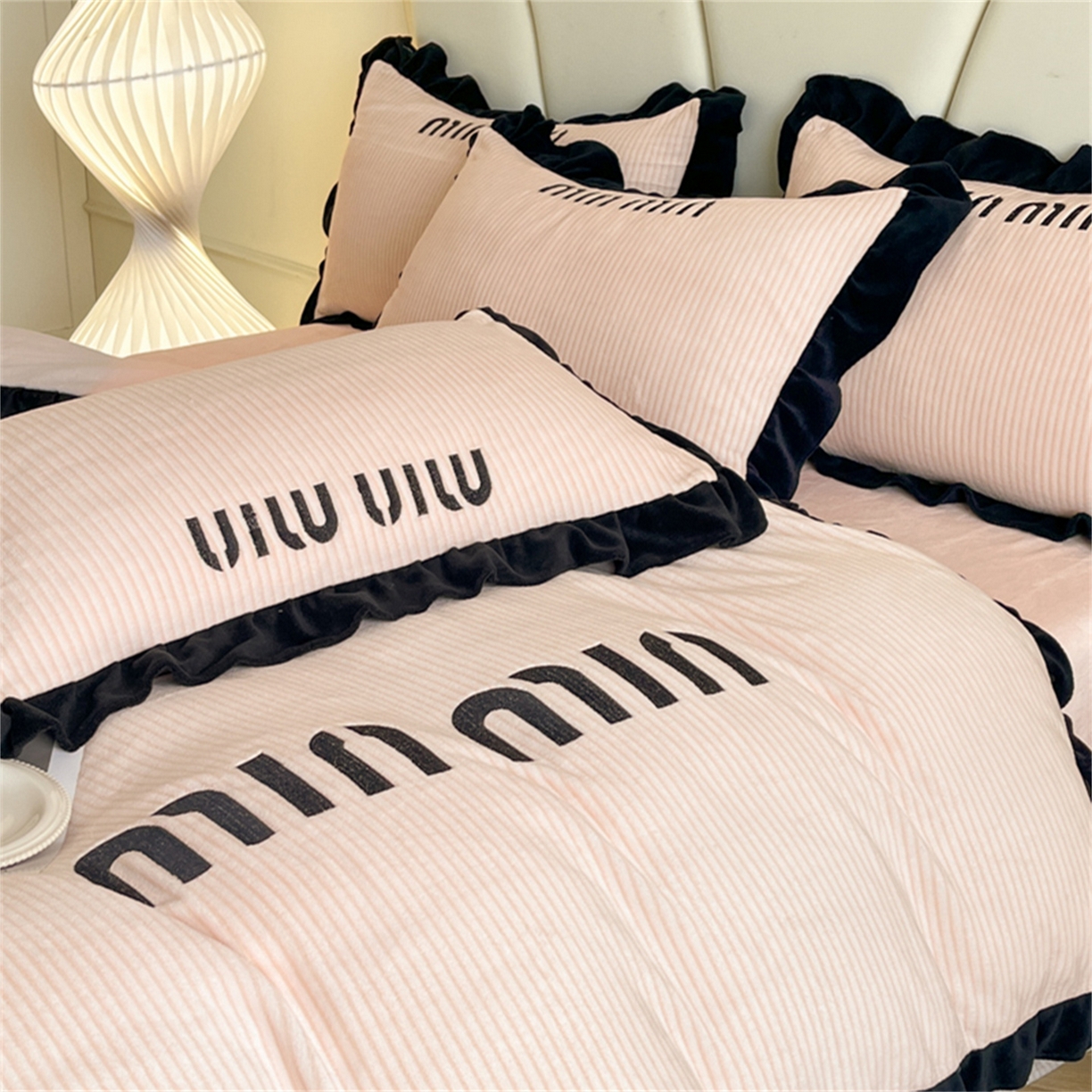 91家纺网 家纺一手货源 找家纺 博纳 2025新款210克全消光牛奶绒绣花撞色花边吊边床单四件套-遇见 暖橘