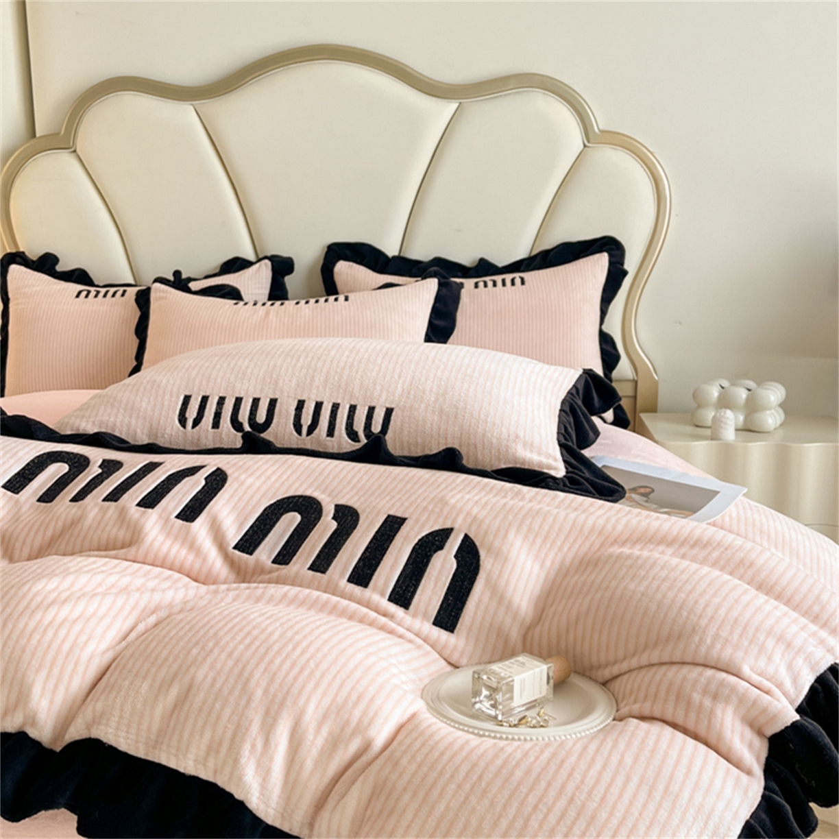 91家纺网 家纺一手货源 找家纺 博纳 2025新款210克全消光牛奶绒绣花撞色花边吊边床单四件套-遇见 暖橘