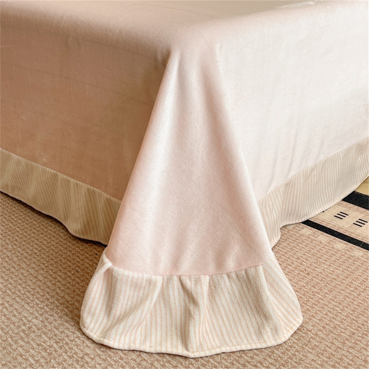 91家纺网 家纺一手货源 找家纺 博纳 2025新款210克全消光牛奶绒绣花撞色花边吊边床单四件套-遇见 暖橘