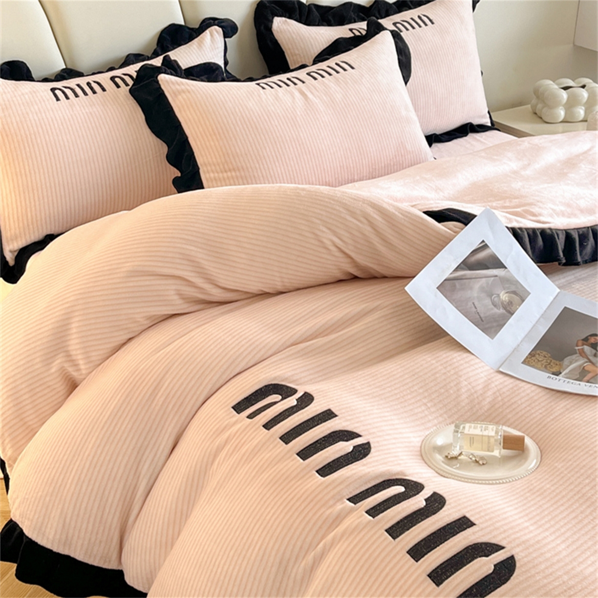 91家纺网 家纺一手货源 找家纺 博纳 2025新款210克全消光牛奶绒绣花撞色花边吊边床单四件套-遇见 暖橘