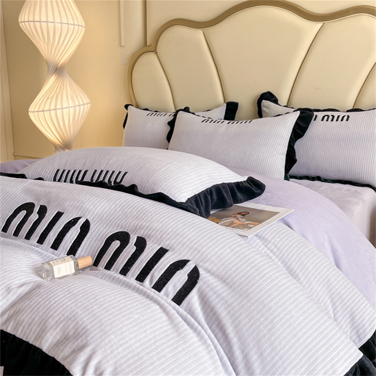 91家纺网 家纺一手货源 找家纺 博纳 2025新款210克全消光牛奶绒绣花撞色花边吊边床单四件套-遇见 浅紫