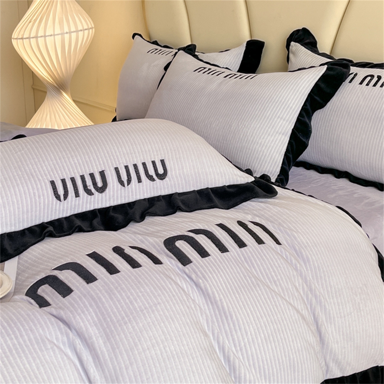 91家纺网 家纺一手货源 找家纺 博纳 2025新款210克全消光牛奶绒绣花撞色花边吊边床单四件套-遇见 浅紫