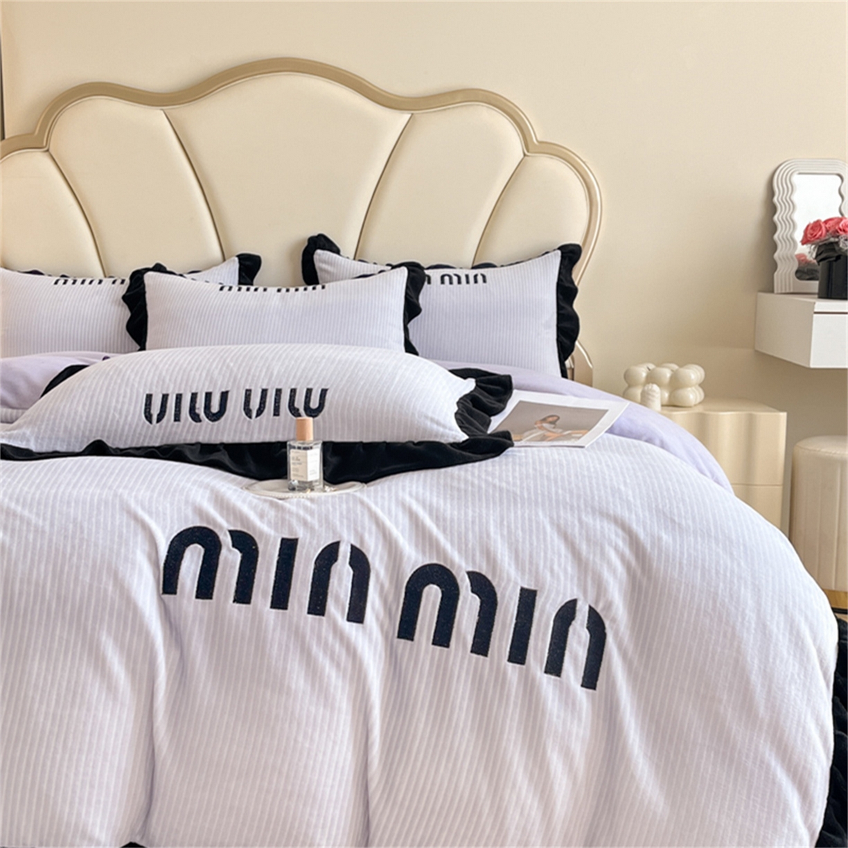 91家纺网 家纺一手货源 找家纺 博纳 2025新款210克全消光牛奶绒绣花撞色花边吊边床单四件套-遇见 浅紫