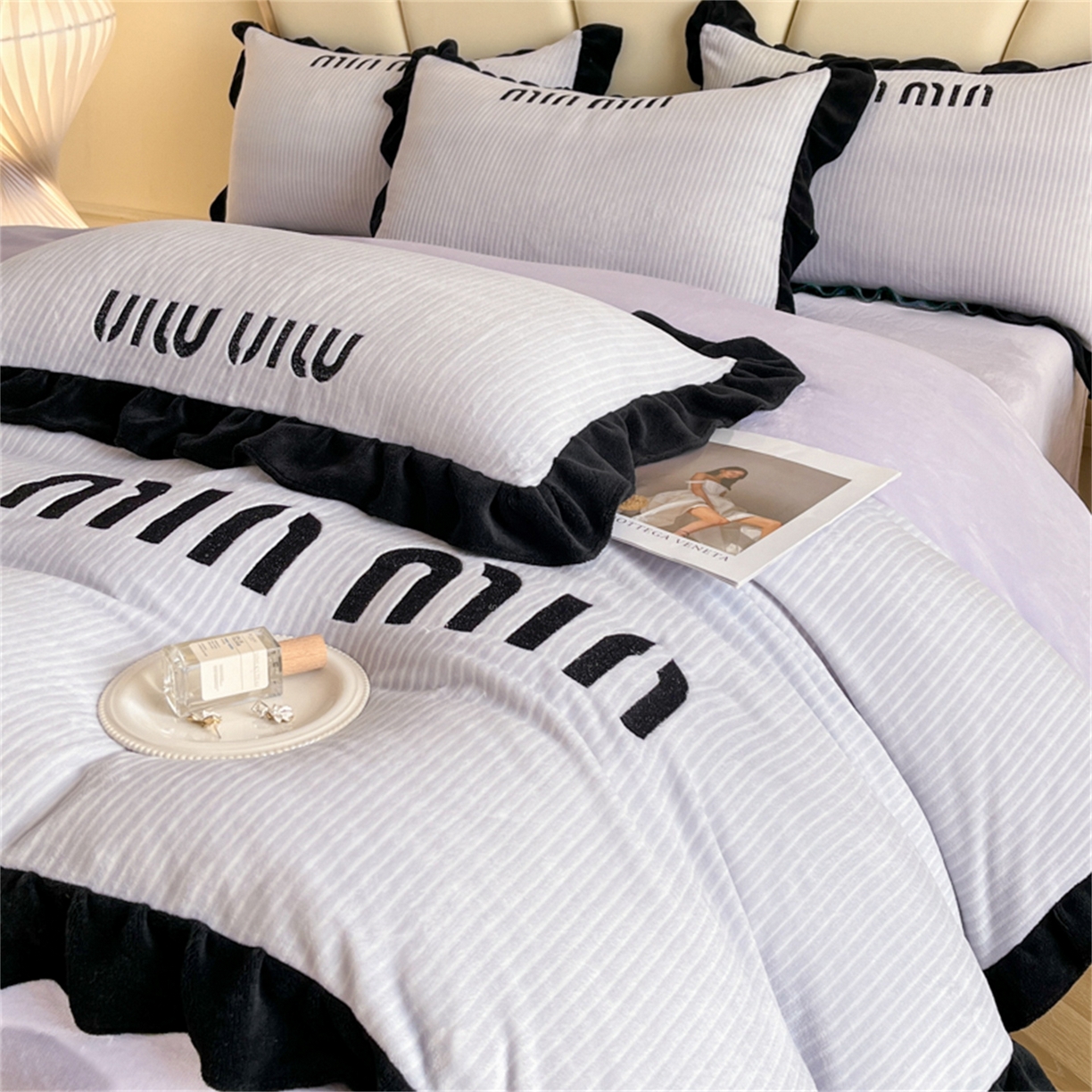 91家纺网 家纺一手货源 找家纺 博纳 2025新款210克全消光牛奶绒绣花撞色花边吊边床单四件套-遇见 浅紫