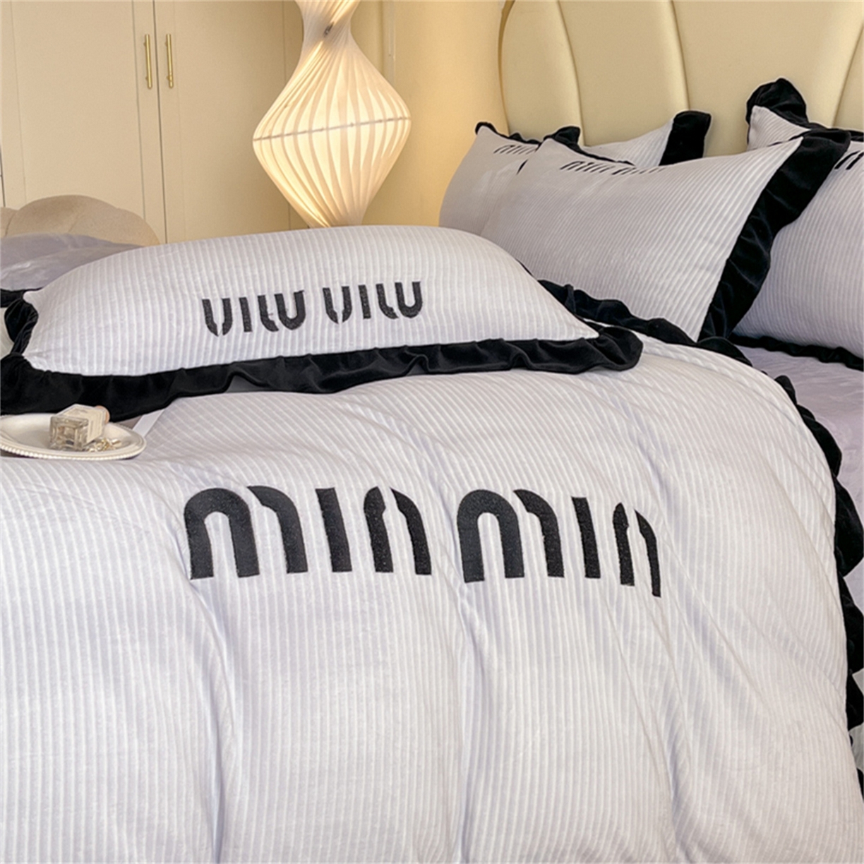 91家纺网 家纺一手货源 找家纺 博纳 2025新款210克全消光牛奶绒绣花撞色花边吊边床单四件套-遇见 浅紫