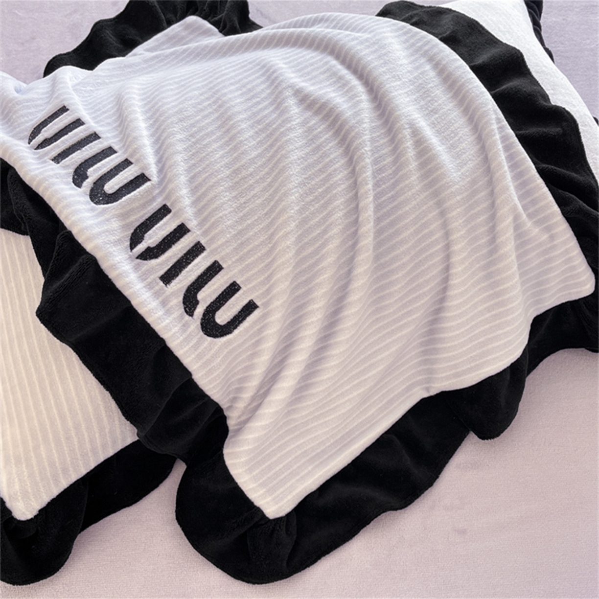 91家纺网 家纺一手货源 找家纺 博纳 2025新款210克全消光牛奶绒绣花撞色花边吊边床单四件套-遇见 浅紫