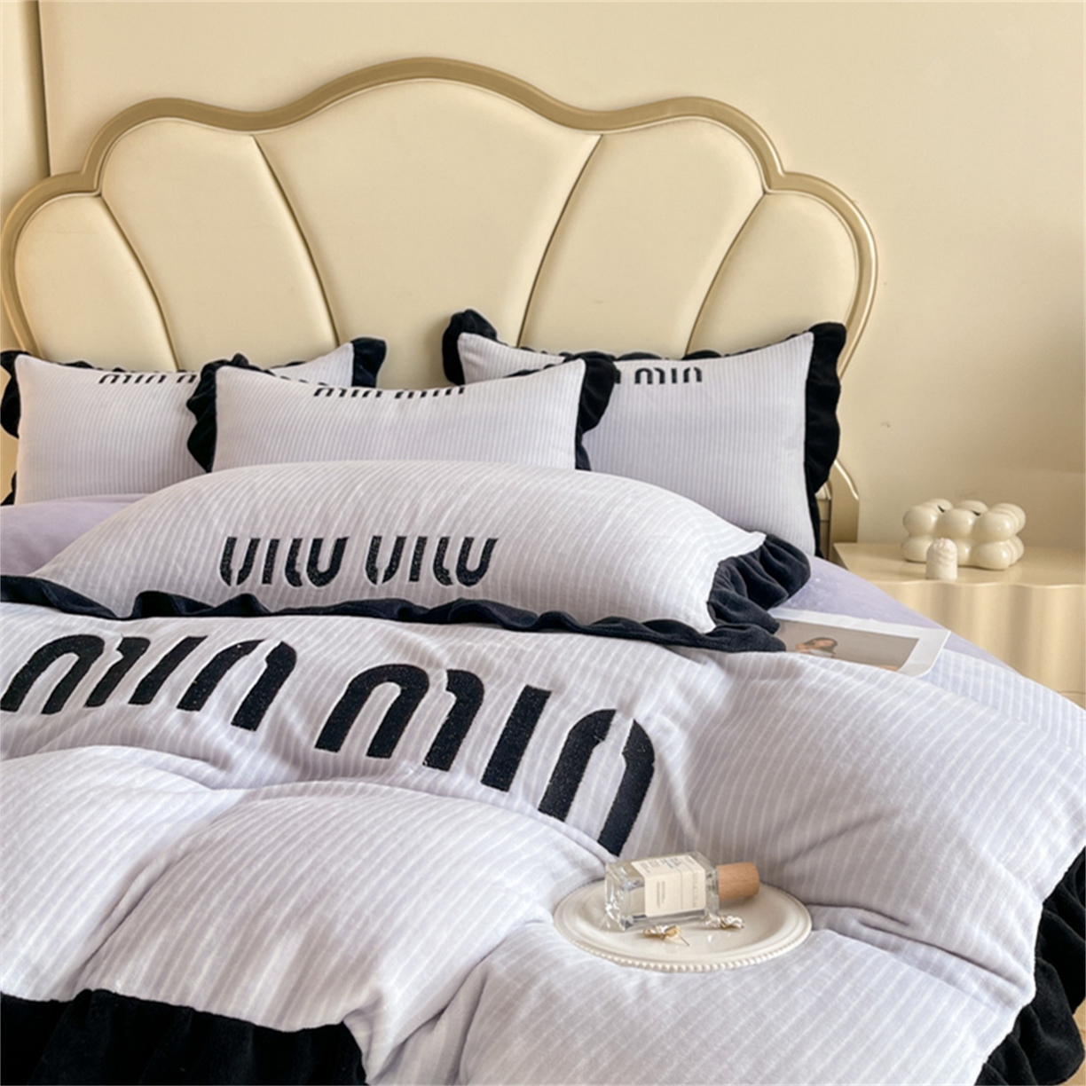 91家纺网 家纺一手货源 找家纺 博纳 2025新款210克全消光牛奶绒绣花撞色花边吊边床单四件套-遇见 浅紫