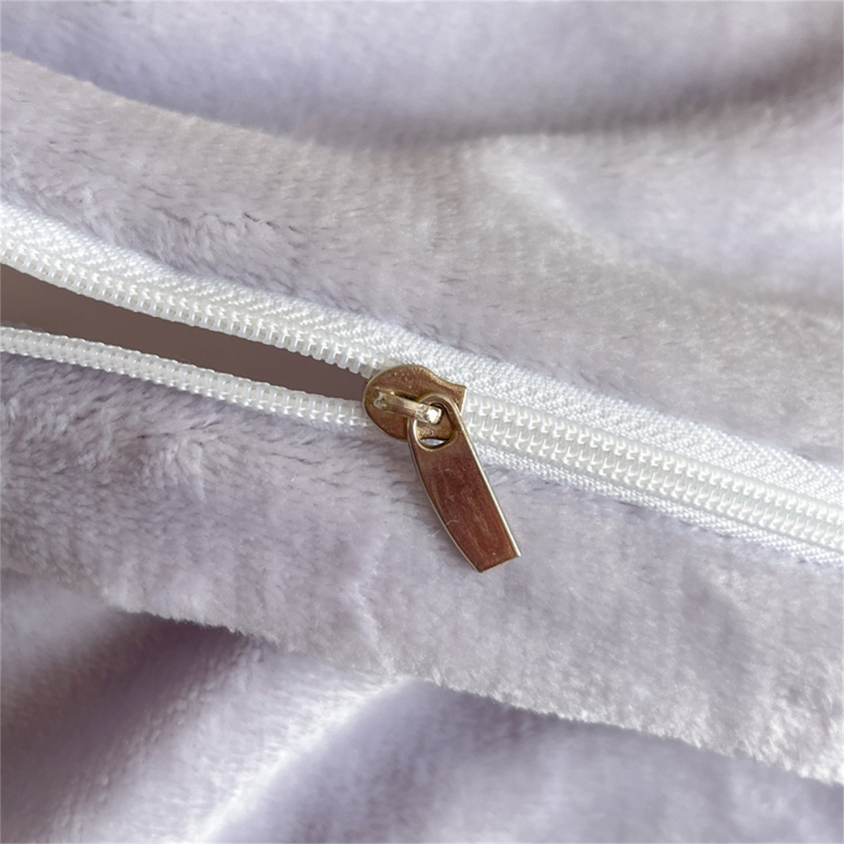 91家纺网 家纺一手货源 找家纺 博纳 2025新款210克全消光牛奶绒绣花撞色花边吊边床单四件套-遇见 浅紫