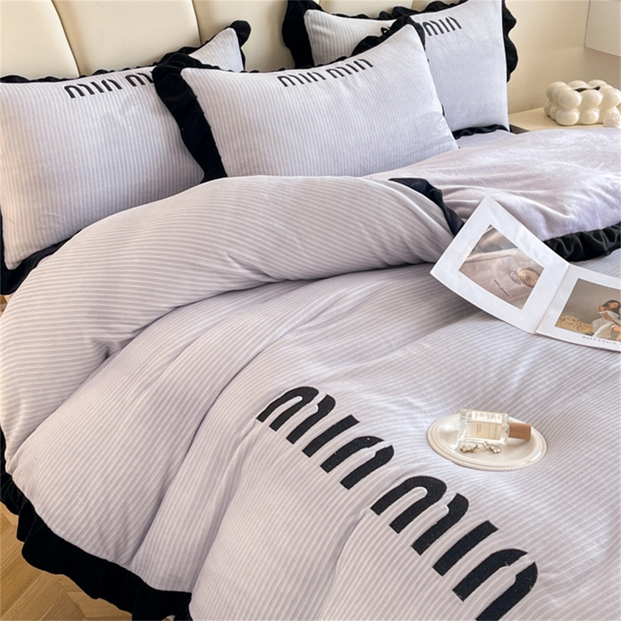 91家纺网 家纺一手货源 找家纺 博纳 2025新款210克全消光牛奶绒绣花撞色花边吊边床单四件套-遇见 浅紫