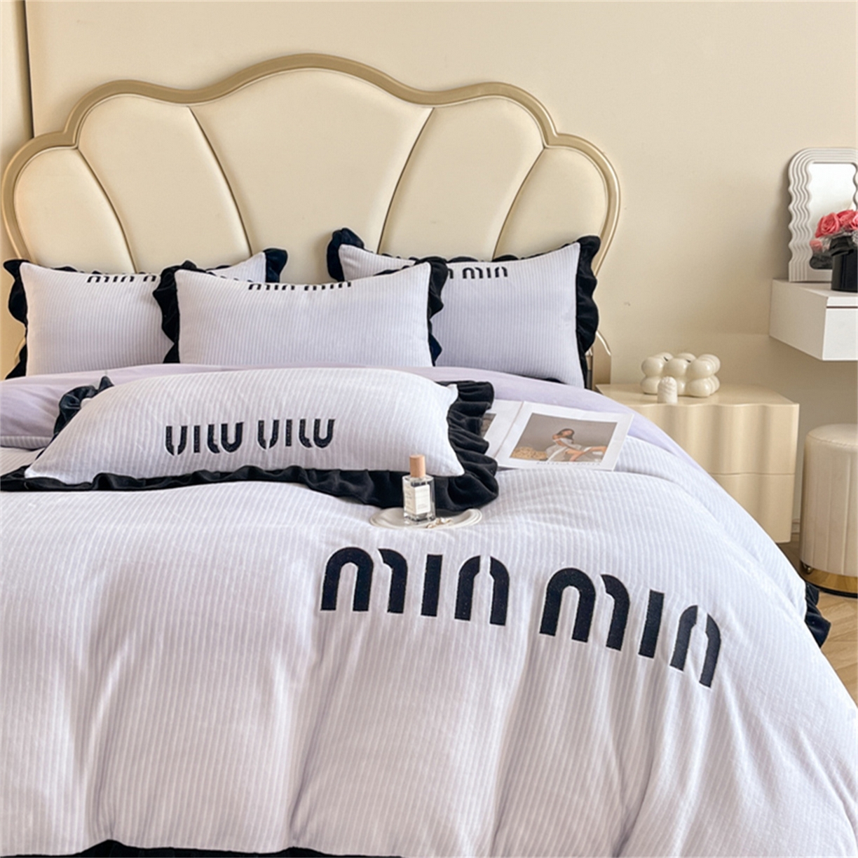 91家纺网 家纺一手货源 找家纺 博纳 2025新款210克全消光牛奶绒绣花撞色花边吊边床单四件套-遇见 浅紫