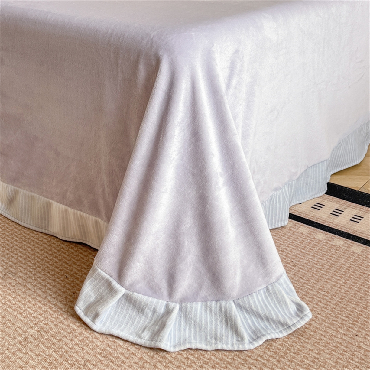 91家纺网 家纺一手货源 找家纺 博纳 2025新款210克全消光牛奶绒绣花撞色花边吊边床单四件套-遇见 浅紫