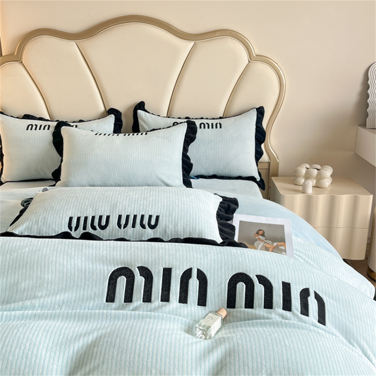 91家纺网 家纺一手货源 找家纺 博纳 2025新款210克全消光牛奶绒绣花撞色花边吊边床单四件套-遇见 天蓝