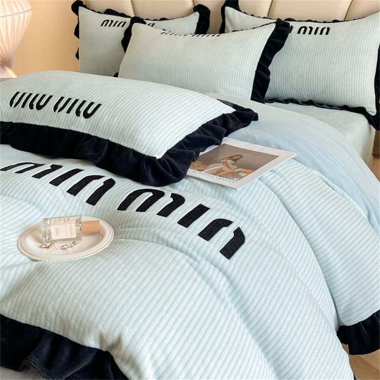 91家纺网 家纺一手货源 找家纺 博纳 2025新款210克全消光牛奶绒绣花撞色花边吊边床单四件套-遇见 天蓝