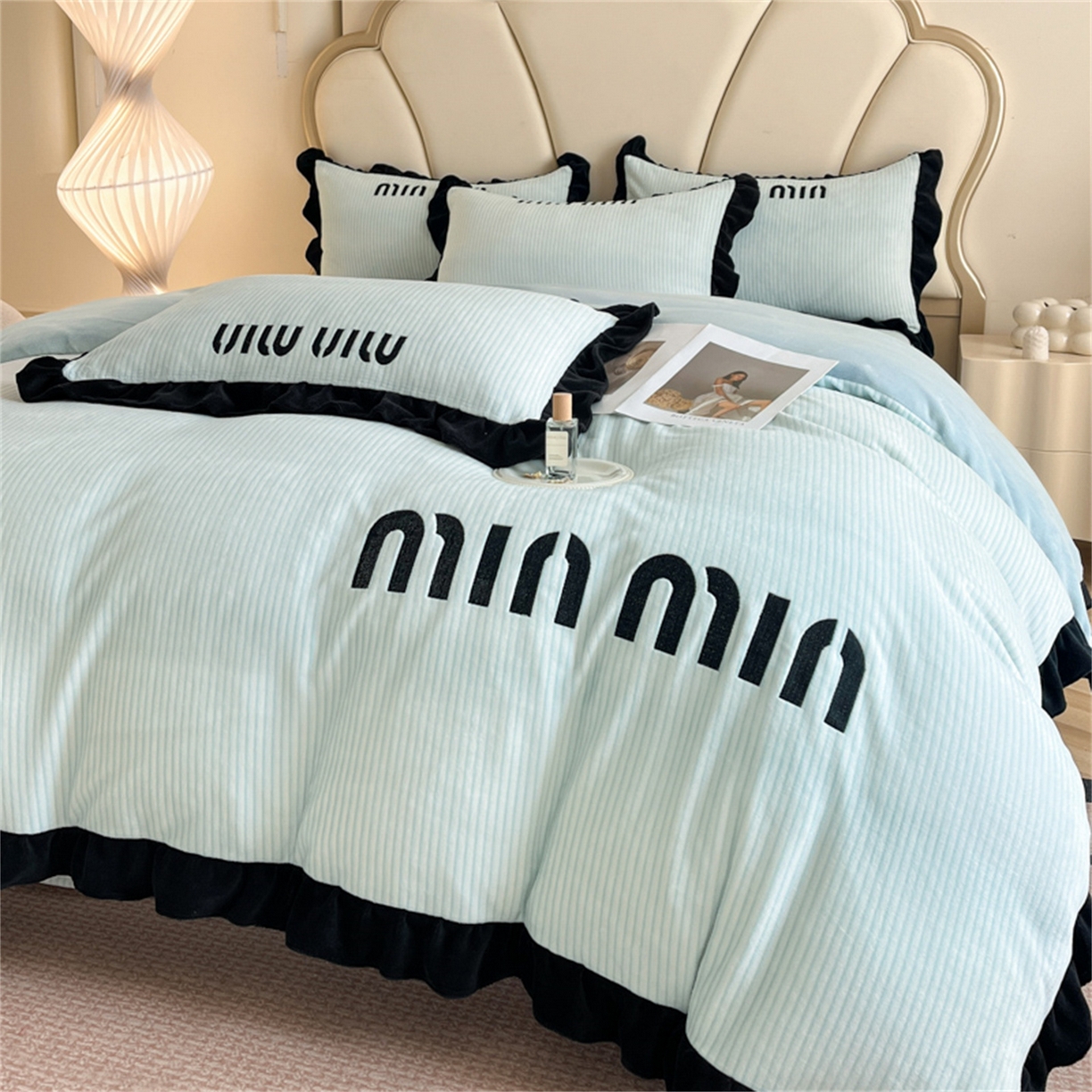 91家纺网 家纺一手货源 找家纺 博纳 2025新款210克全消光牛奶绒绣花撞色花边吊边床单四件套-遇见 天蓝