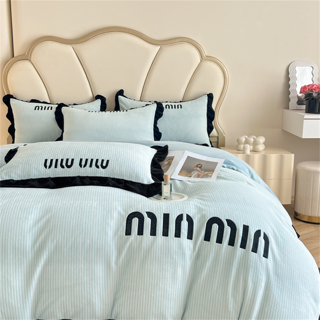 91家纺网 家纺一手货源 找家纺 博纳 2025新款210克全消光牛奶绒绣花撞色花边吊边床单四件套-遇见 天蓝