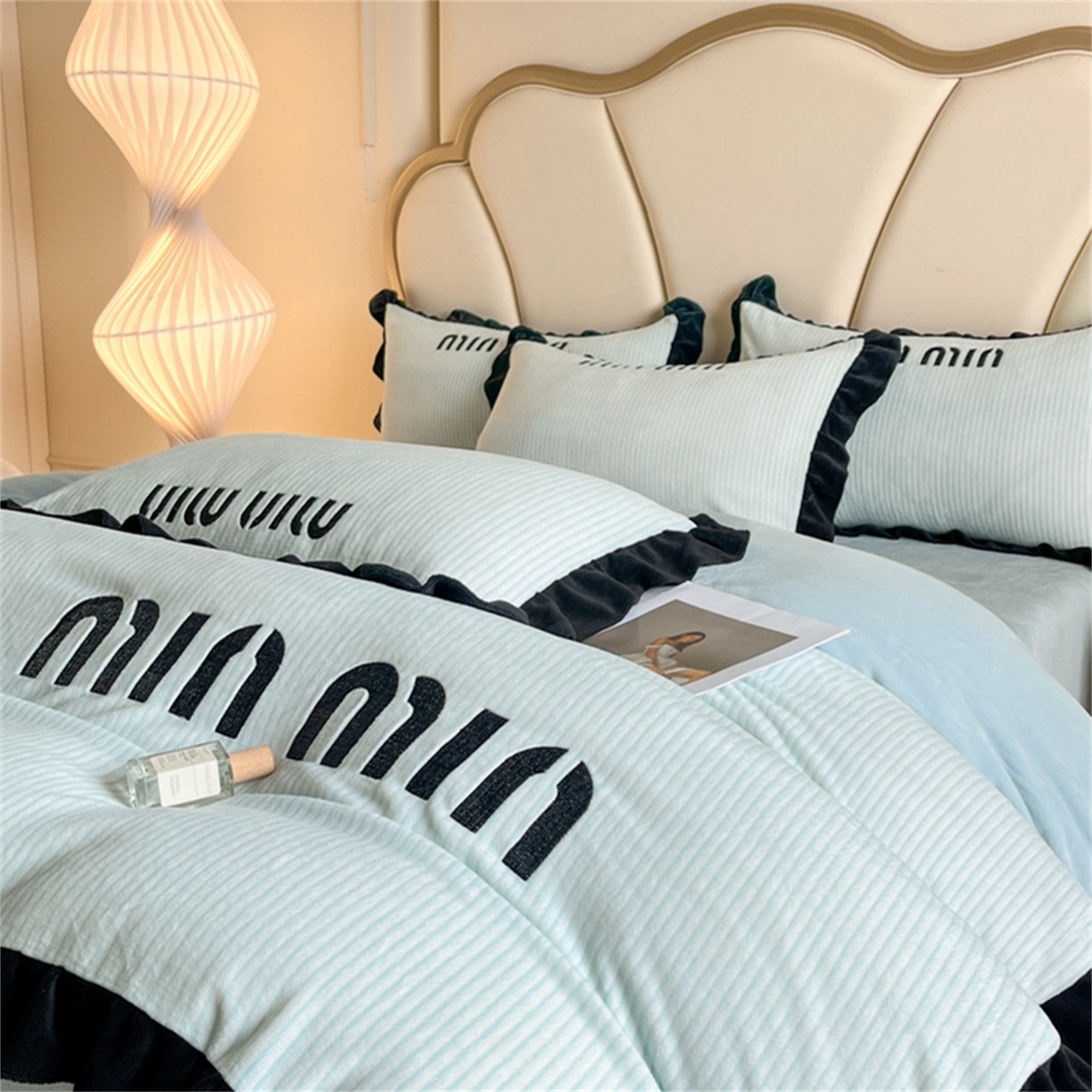 91家纺网 家纺一手货源 找家纺 博纳 2025新款210克全消光牛奶绒绣花撞色花边吊边床单四件套-遇见 天蓝