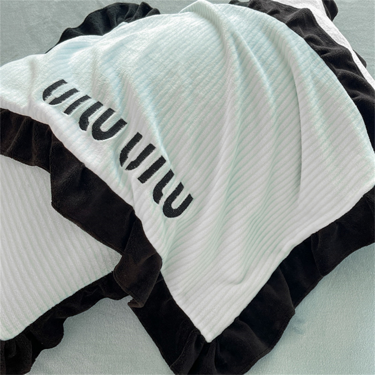 91家纺网 家纺一手货源 找家纺 博纳 2025新款210克全消光牛奶绒绣花撞色花边吊边床单四件套-遇见 天蓝