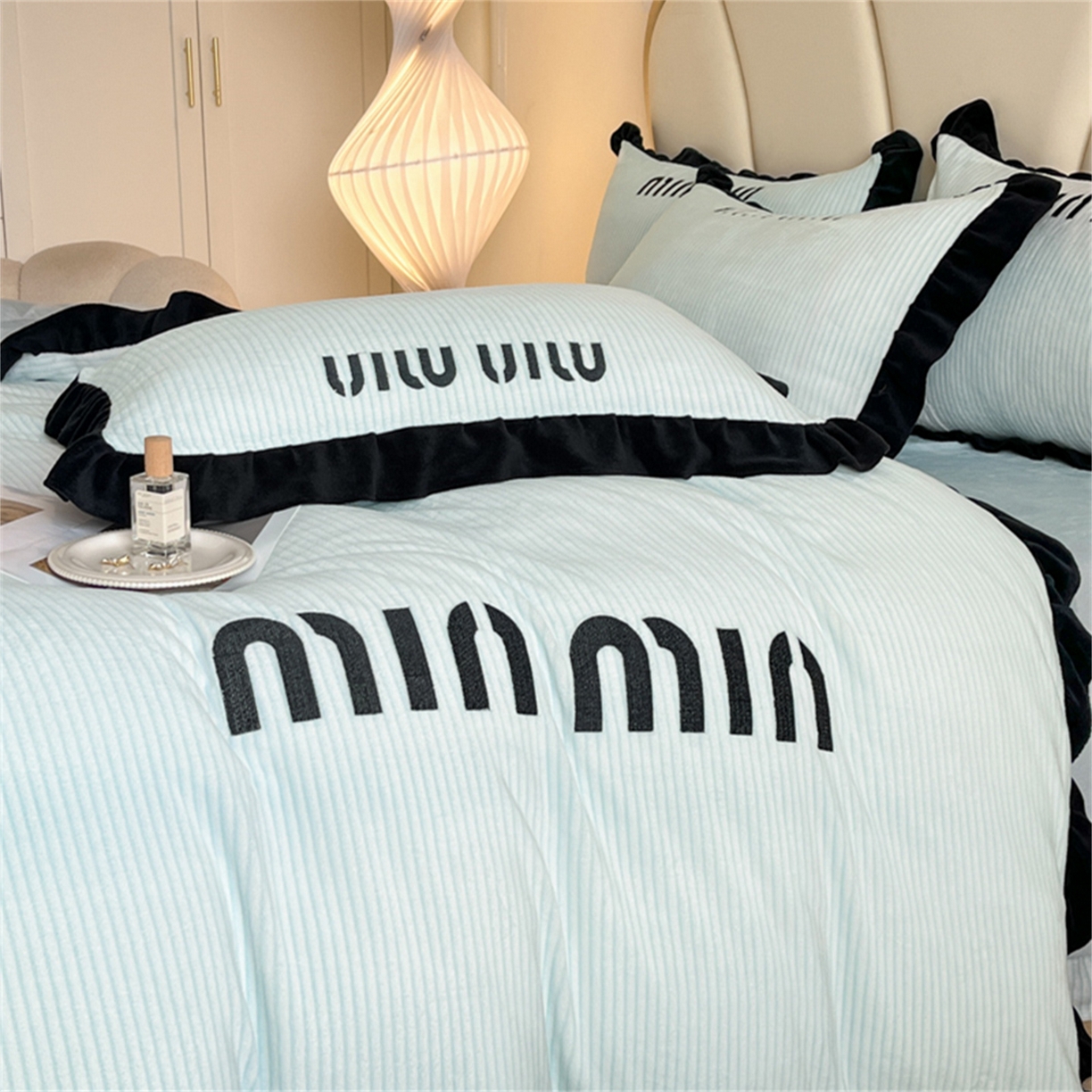 91家纺网 家纺一手货源 找家纺 博纳 2025新款210克全消光牛奶绒绣花撞色花边吊边床单四件套-遇见 天蓝