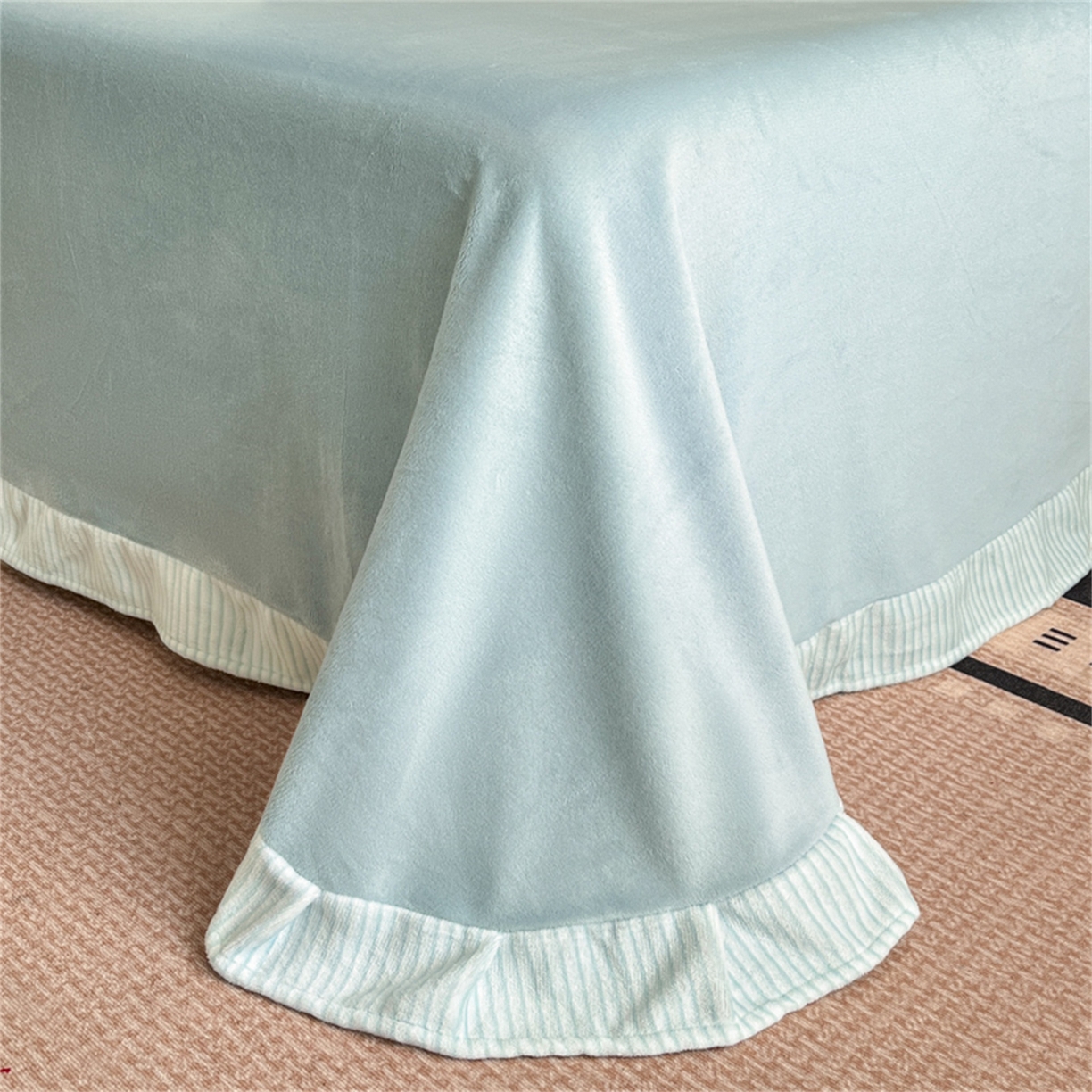 91家纺网 家纺一手货源 找家纺 博纳 2025新款210克全消光牛奶绒绣花撞色花边吊边床单四件套-遇见 天蓝