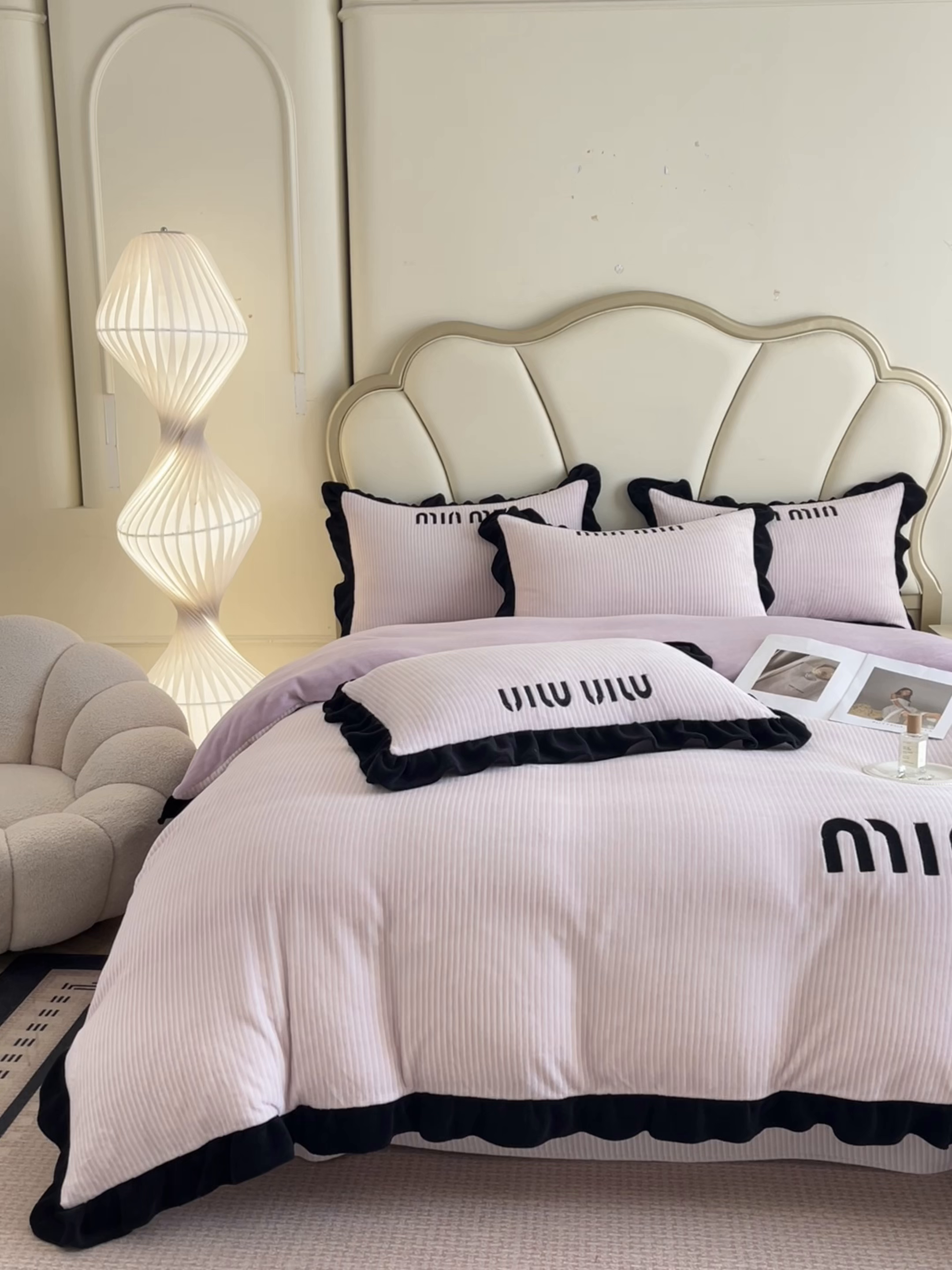 91家纺网 家纺一手货源 找家纺 博纳 2025新款210克全消光牛奶绒绣花撞色花边吊边床单四件套-遇见 豆沙