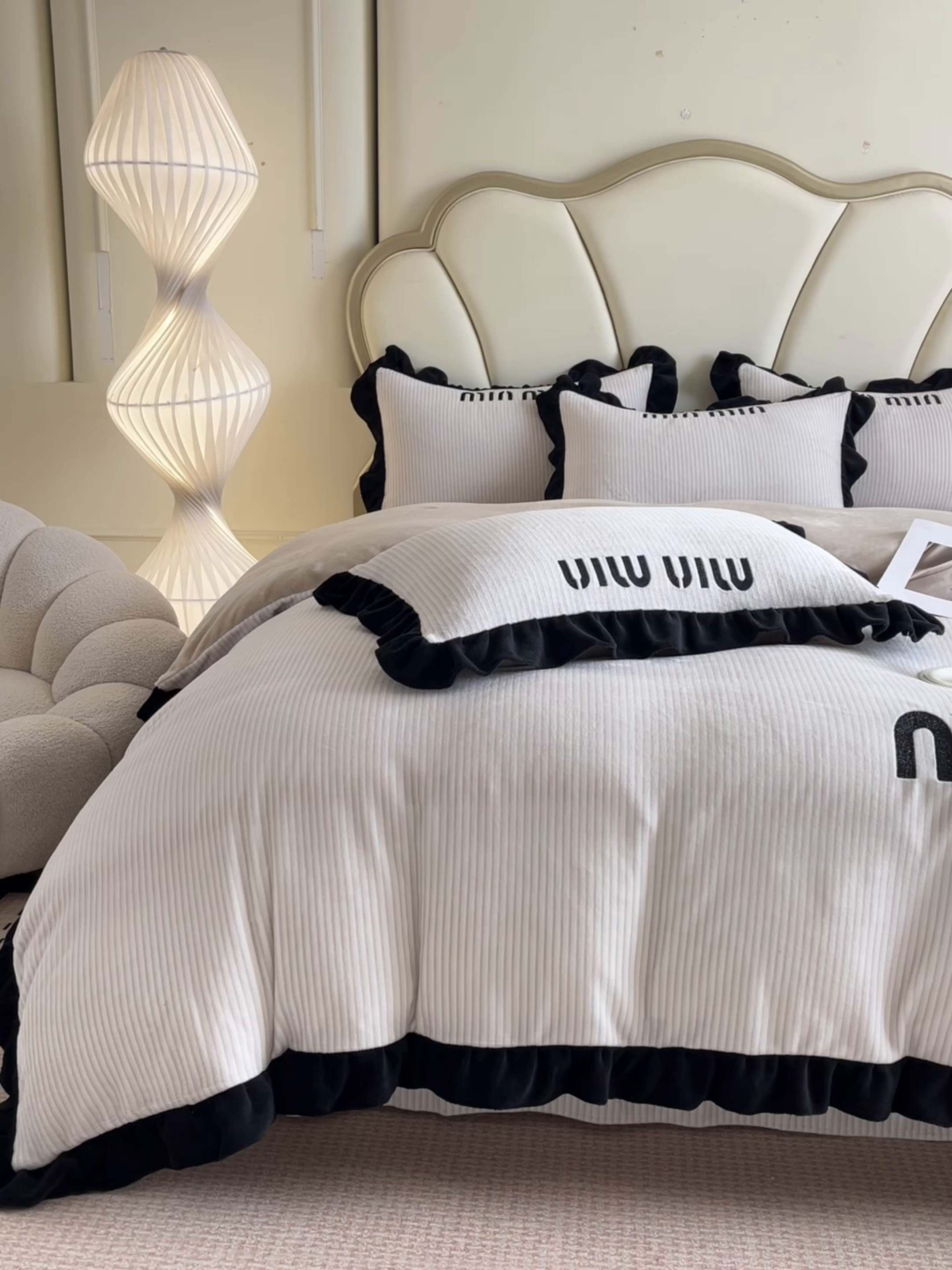 91家纺网 家纺一手货源 找家纺 博纳 2025新款210克全消光牛奶绒绣花撞色花边吊边床单四件套-遇见 奶咖