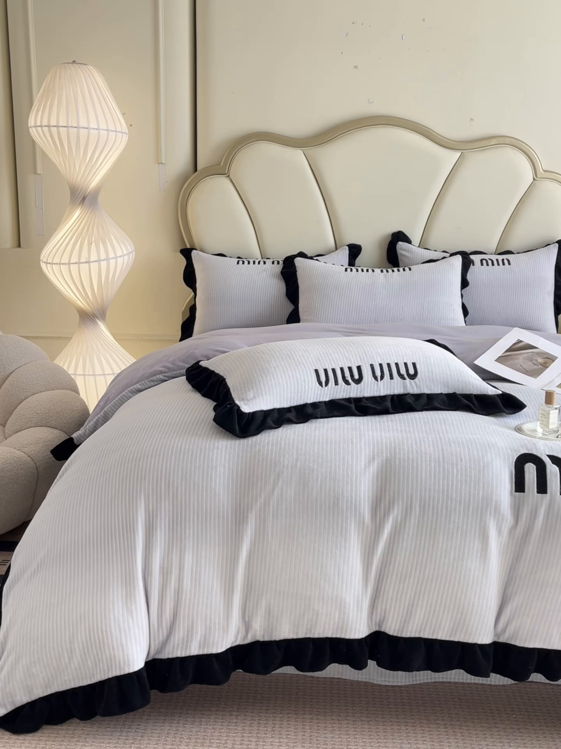 91家纺网 家纺一手货源 找家纺 博纳 2025新款210克全消光牛奶绒绣花撞色花边吊边床单四件套-遇见 浅紫