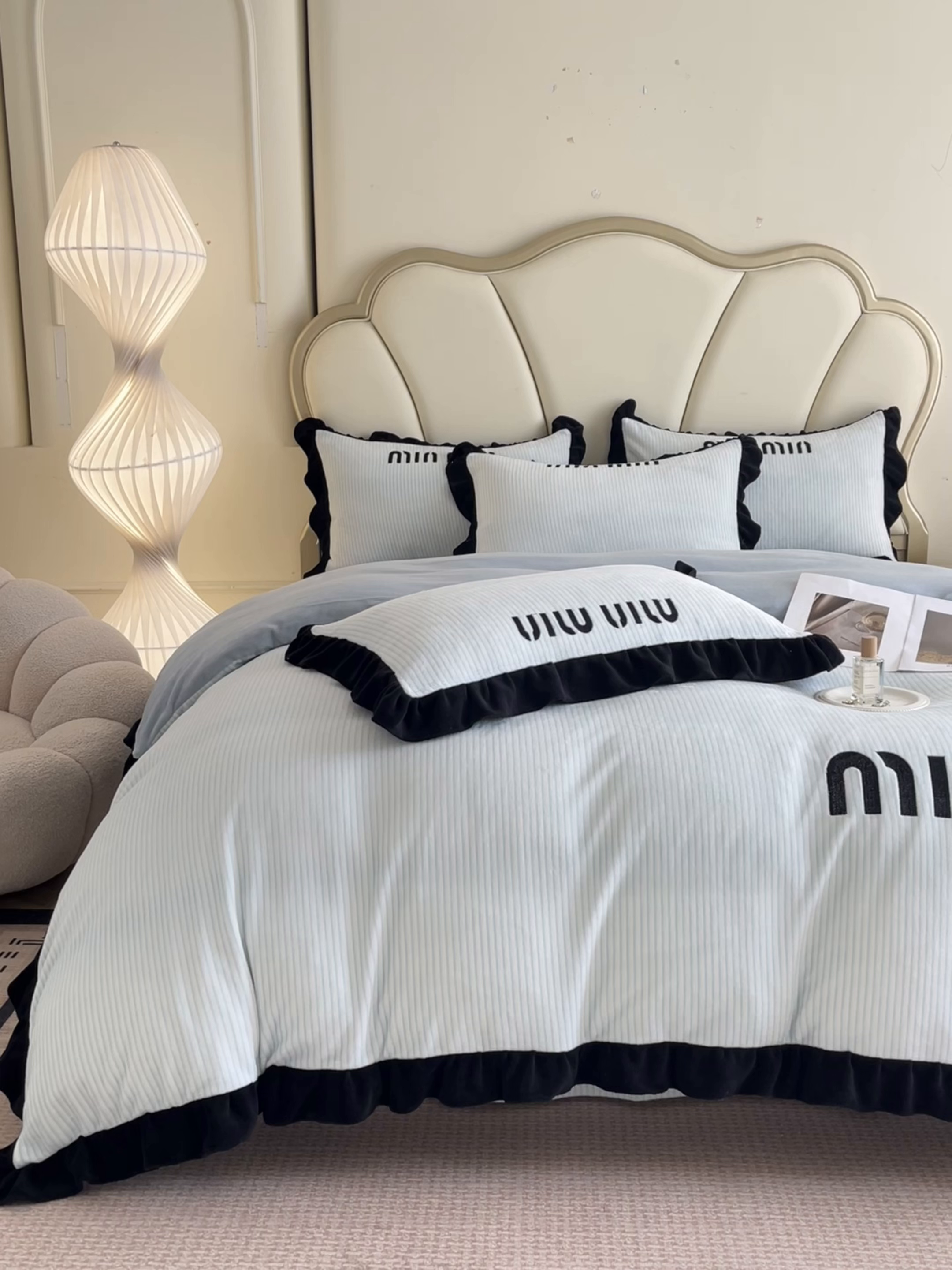 91家纺网 家纺一手货源 找家纺 博纳 2025新款210克全消光牛奶绒绣花撞色花边吊边床单四件套-遇见 天蓝