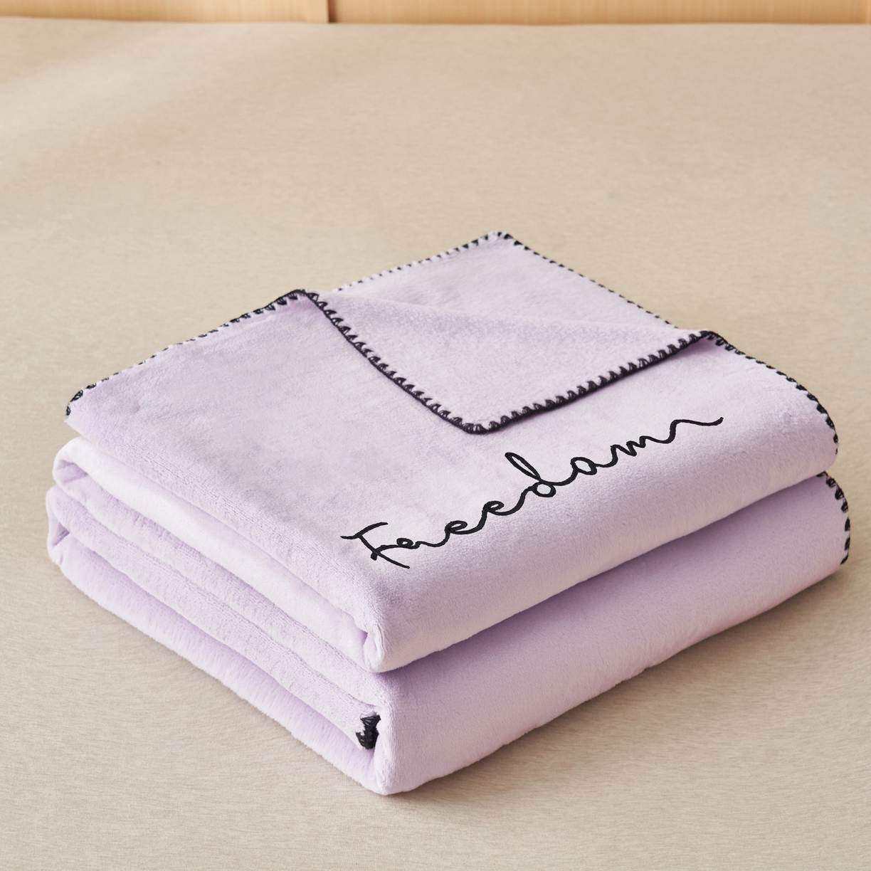 91家纺网 家纺一手货源 找家纺 艾佳 2025A类加厚双面牛奶绒多功能四季毯-绣花毛毯 绣花-丁香紫