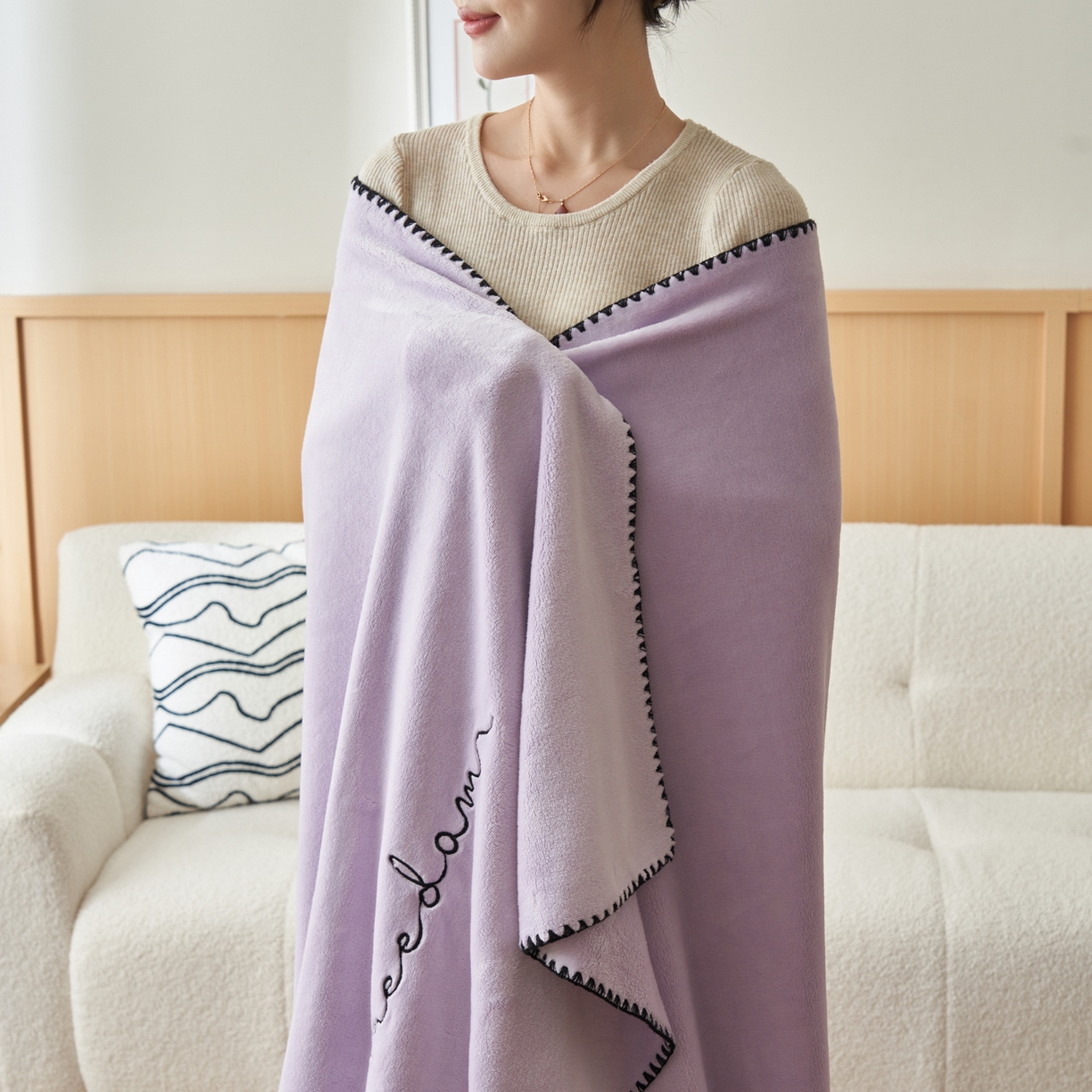 91家纺网 家纺一手货源 找家纺 艾佳 2025A类加厚双面牛奶绒多功能四季毯-绣花毛毯 绣花-丁香紫