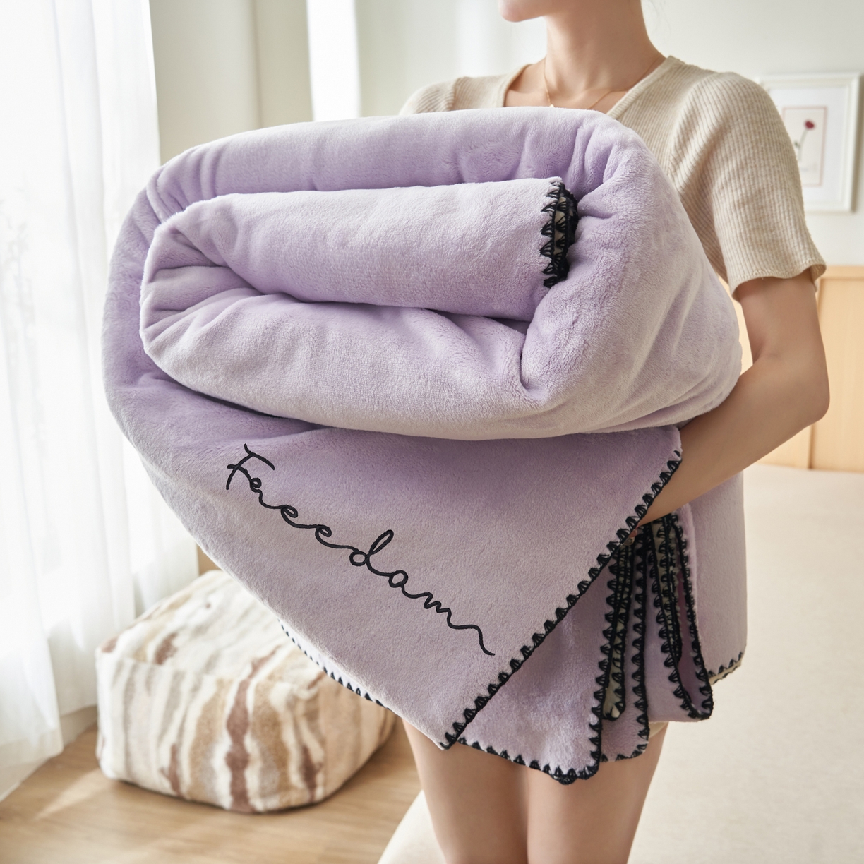 91家纺网 家纺一手货源 找家纺 艾佳 2025A类加厚双面牛奶绒多功能四季毯-绣花毛毯 绣花-丁香紫