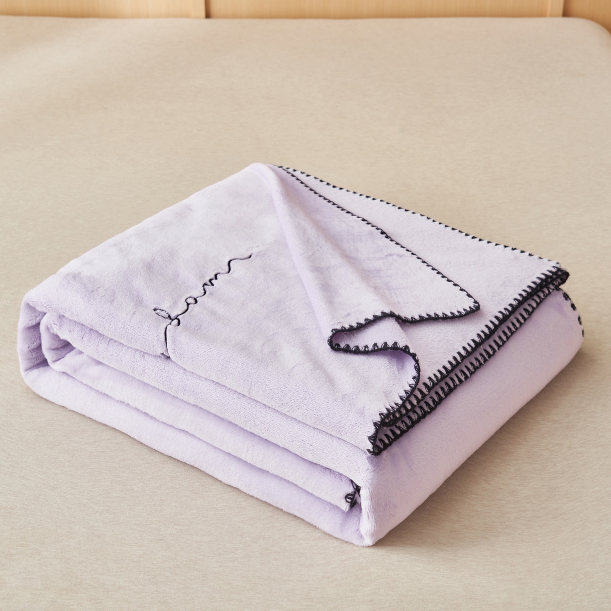 91家纺网 家纺一手货源 找家纺 艾佳 2025A类加厚双面牛奶绒多功能四季毯-绣花毛毯 绣花-丁香紫