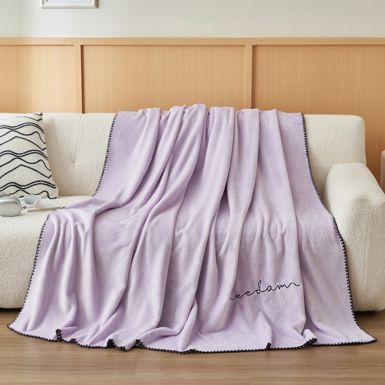 91家纺网 家纺一手货源 找家纺 艾佳 2025A类加厚双面牛奶绒多功能四季毯-绣花毛毯 绣花-丁香紫
