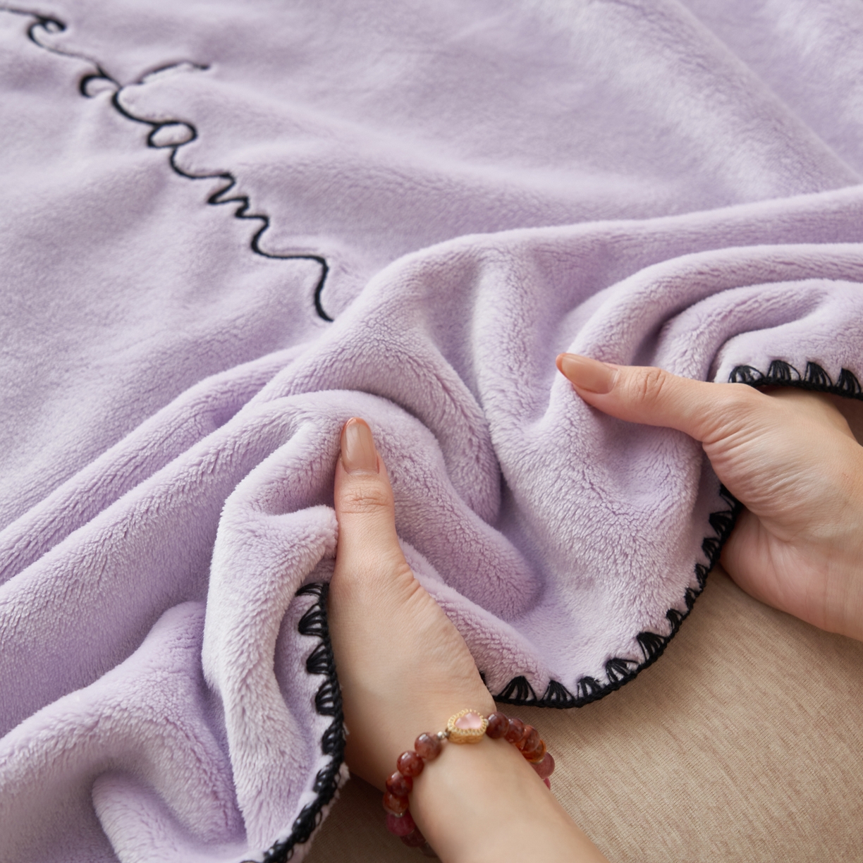 91家纺网 家纺一手货源 找家纺 艾佳 2025A类加厚双面牛奶绒多功能四季毯-绣花毛毯 绣花-丁香紫
