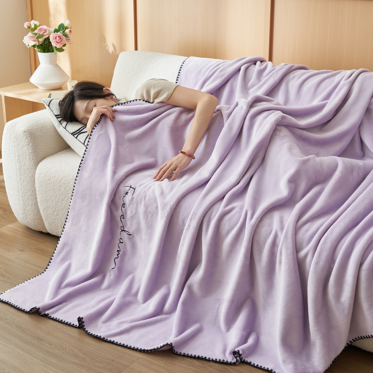 91家纺网 家纺一手货源 找家纺 艾佳 2025A类加厚双面牛奶绒多功能四季毯-绣花毛毯 绣花-丁香紫