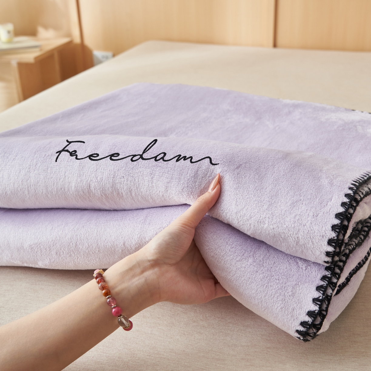 91家纺网 家纺一手货源 找家纺 艾佳 2025A类加厚双面牛奶绒多功能四季毯-绣花毛毯 绣花-丁香紫