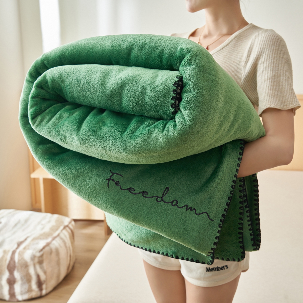 91家纺网 家纺一手货源 找家纺 艾佳 2025A类加厚双面牛奶绒多功能四季毯-绣花毛毯 绣花-复古绿