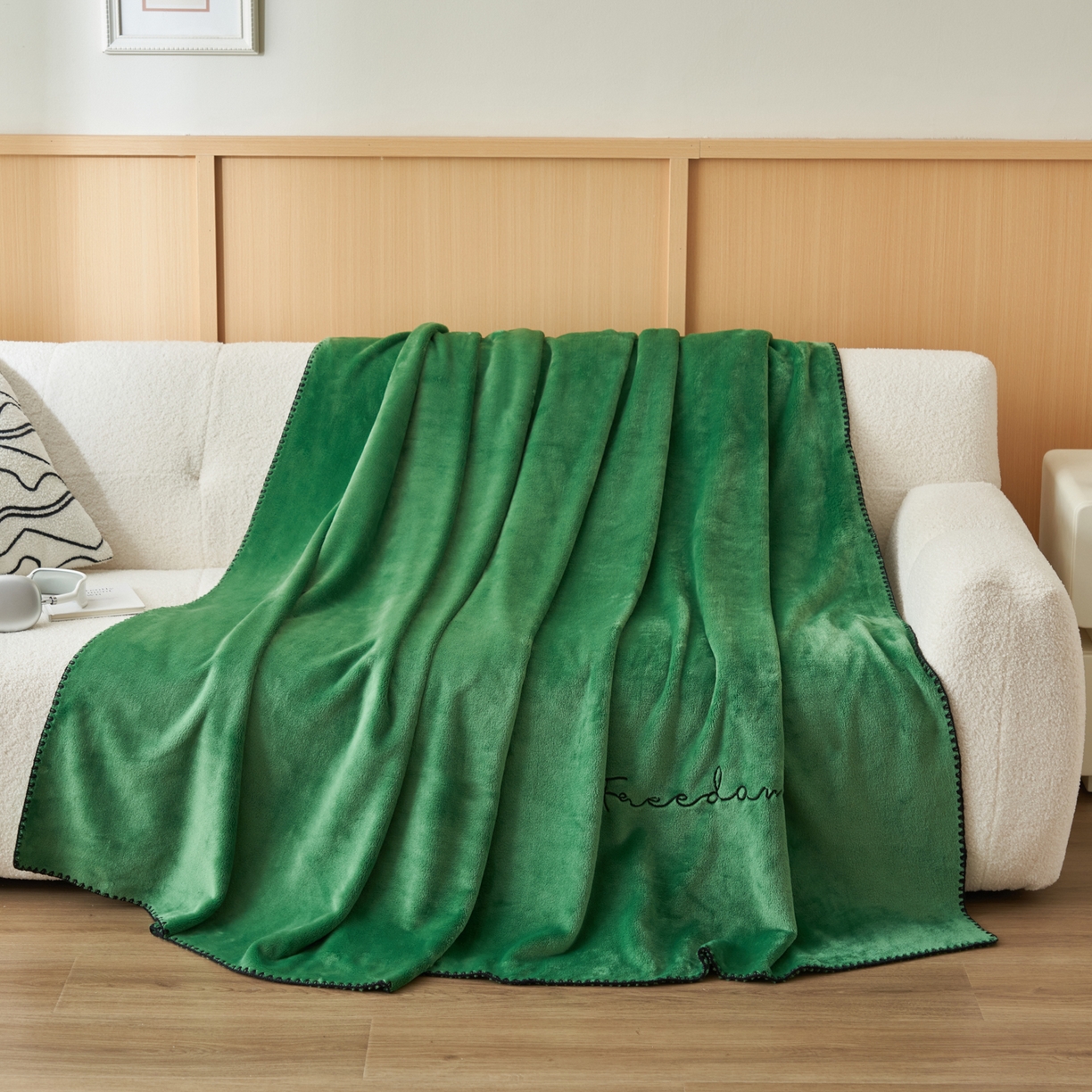 91家纺网 家纺一手货源 找家纺 艾佳 2025A类加厚双面牛奶绒多功能四季毯-绣花毛毯 绣花-复古绿