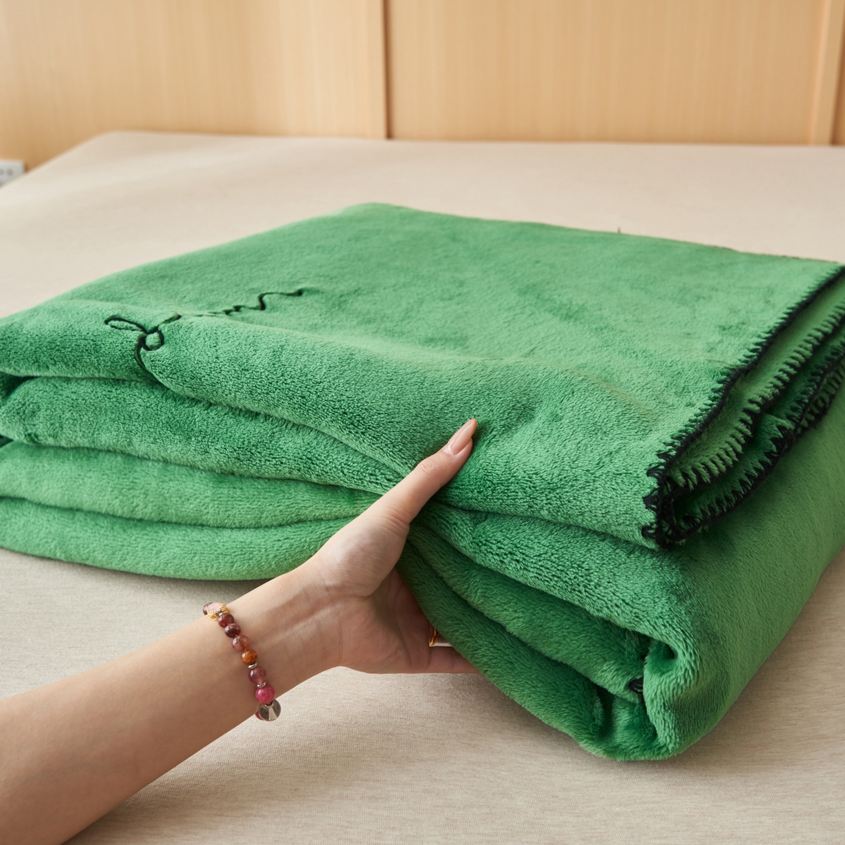 91家纺网 家纺一手货源 找家纺 艾佳 2025A类加厚双面牛奶绒多功能四季毯-绣花毛毯 绣花-复古绿