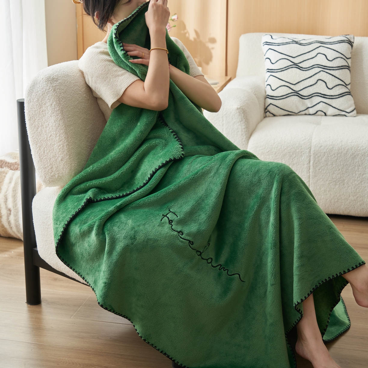 91家纺网 家纺一手货源 找家纺 艾佳 2025A类加厚双面牛奶绒多功能四季毯-绣花毛毯 绣花-复古绿