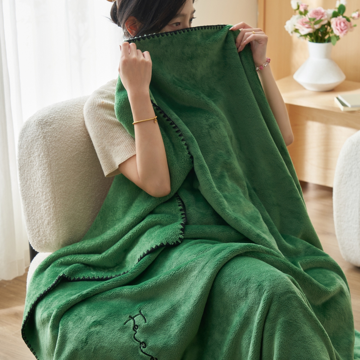 91家纺网 家纺一手货源 找家纺 艾佳 2025A类加厚双面牛奶绒多功能四季毯-绣花毛毯 绣花-复古绿
