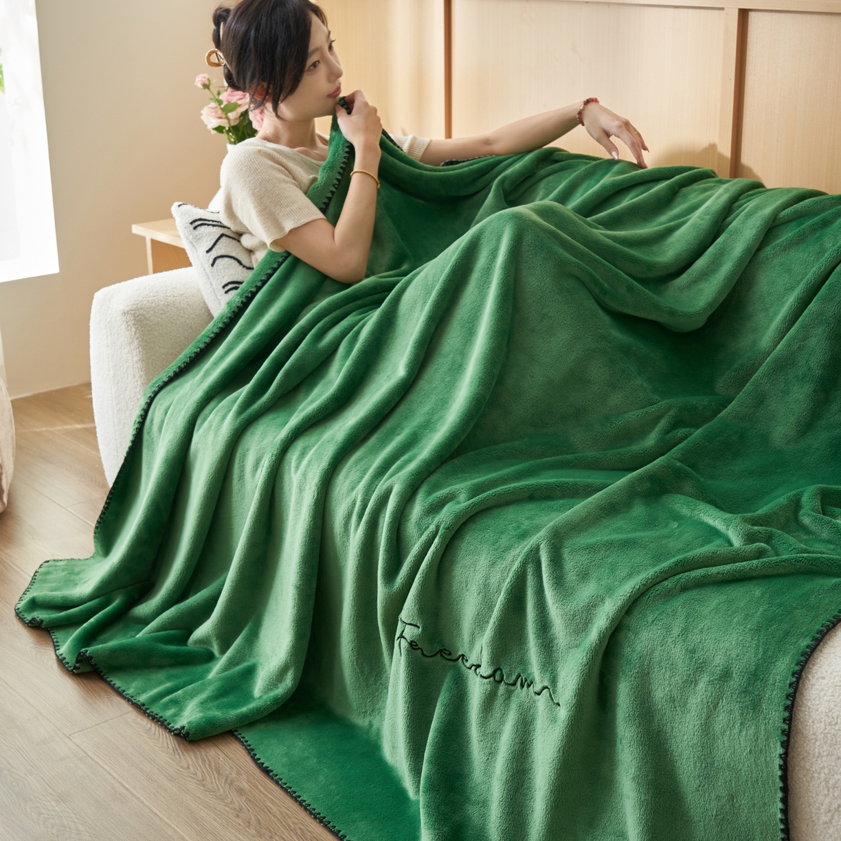 91家纺网 家纺一手货源 找家纺 艾佳 2025A类加厚双面牛奶绒多功能四季毯-绣花毛毯 绣花-复古绿