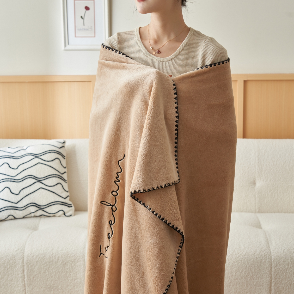 91家纺网 家纺一手货源 找家纺 艾佳 2025A类加厚双面牛奶绒多功能四季毯-绣花毛毯 绣花-经典咖