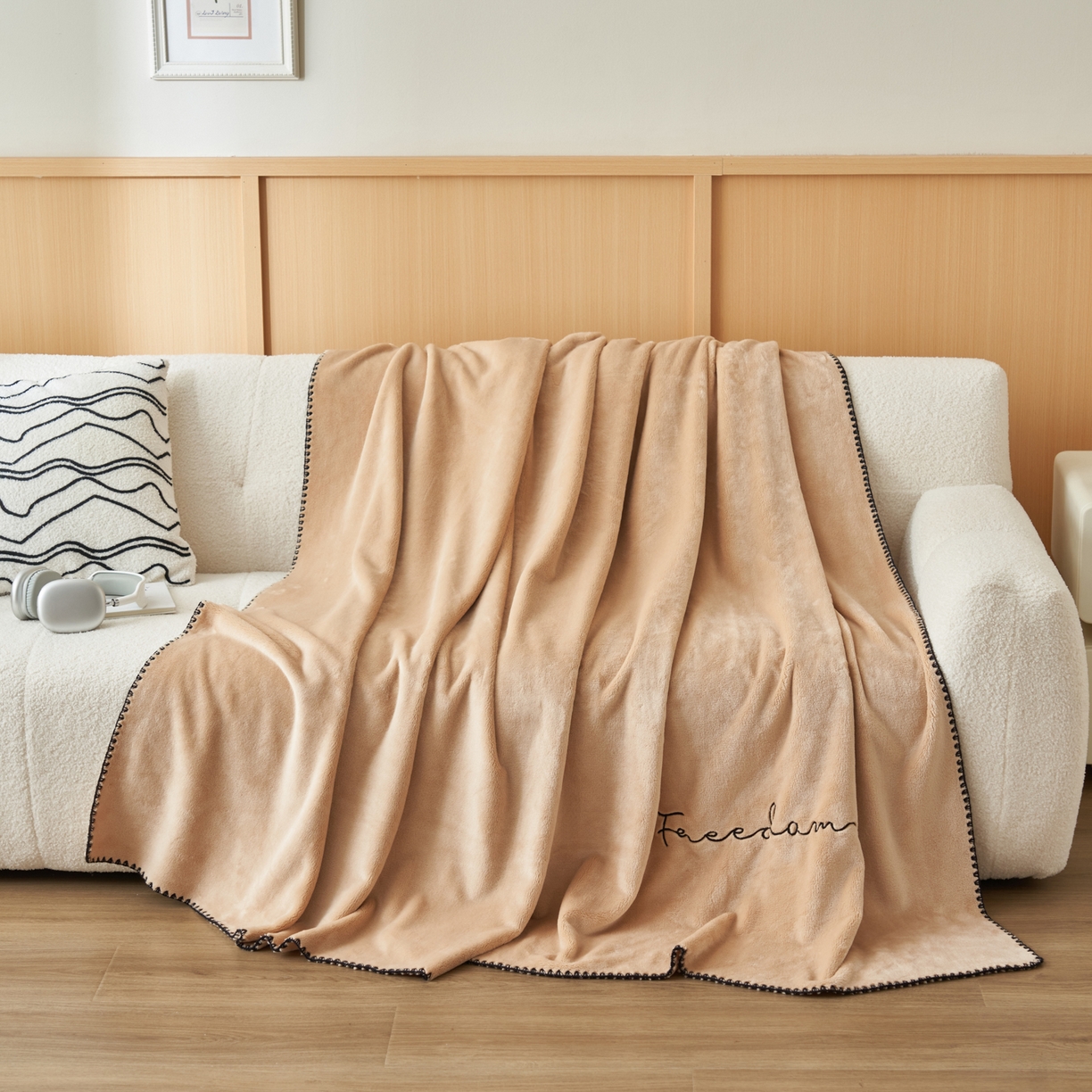 91家纺网 家纺一手货源 找家纺 艾佳 2025A类加厚双面牛奶绒多功能四季毯-绣花毛毯 绣花-经典咖