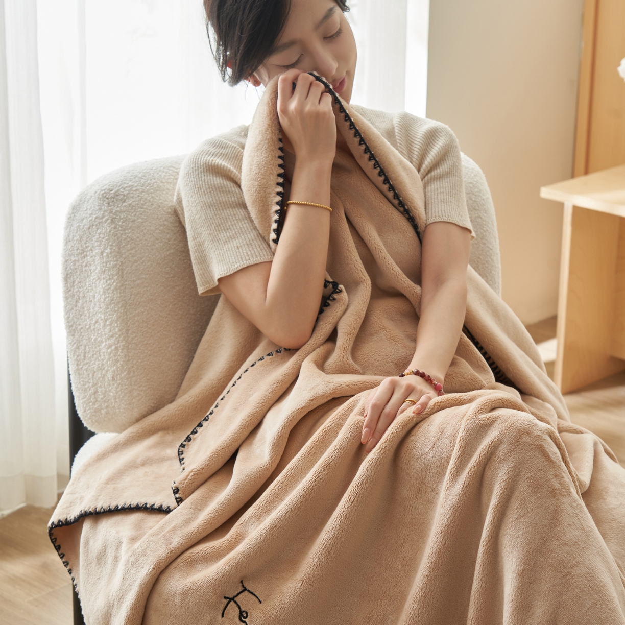 91家纺网 家纺一手货源 找家纺 艾佳 2025A类加厚双面牛奶绒多功能四季毯-绣花毛毯 绣花-经典咖