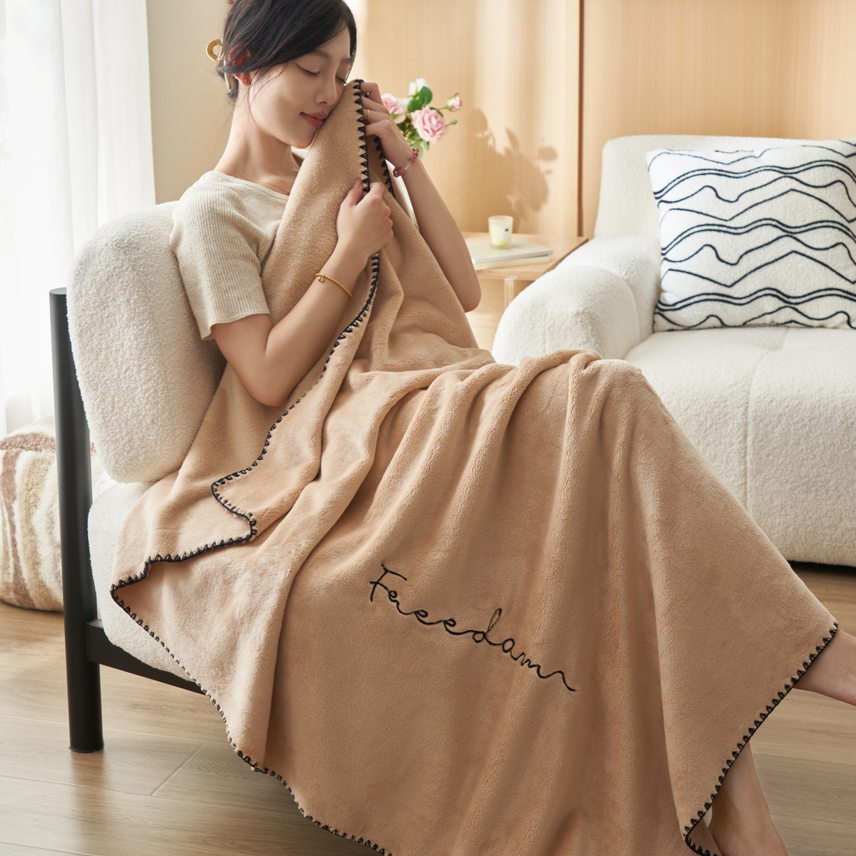 91家纺网 家纺一手货源 找家纺 艾佳 2025A类加厚双面牛奶绒多功能四季毯-绣花毛毯 绣花-经典咖