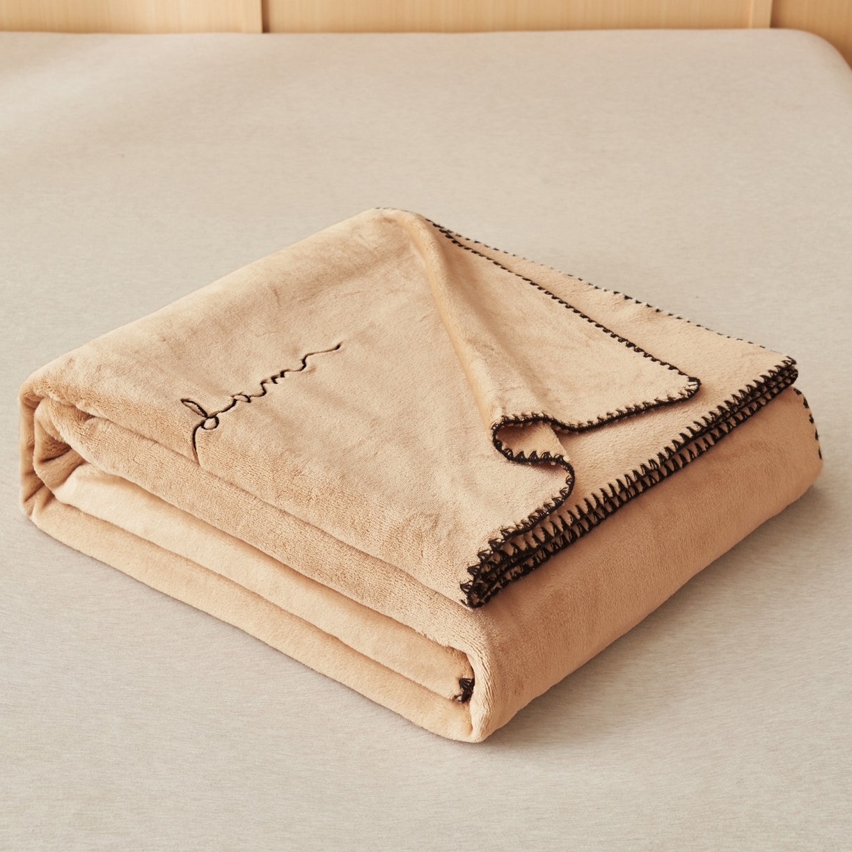 91家纺网 家纺一手货源 找家纺 艾佳 2025A类加厚双面牛奶绒多功能四季毯-绣花毛毯 绣花-经典咖