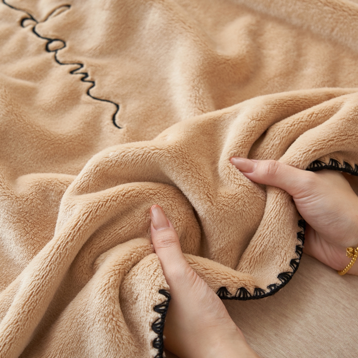 91家纺网 家纺一手货源 找家纺 艾佳 2025A类加厚双面牛奶绒多功能四季毯-绣花毛毯 绣花-经典咖