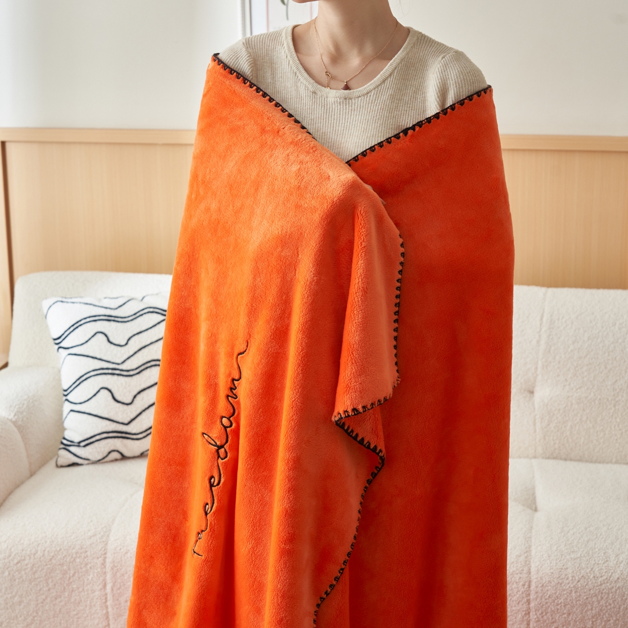 91家纺网 家纺一手货源 找家纺 艾佳 2025A类加厚双面牛奶绒多功能四季毯-绣花毛毯 绣花-爱玛暖橙