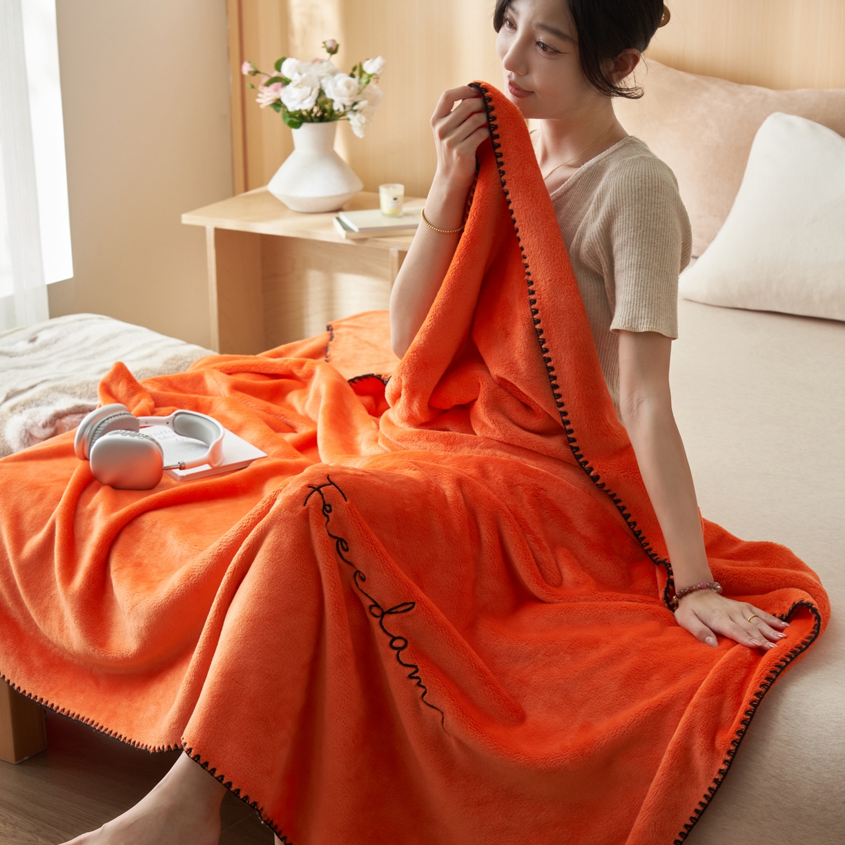 91家纺网 家纺一手货源 找家纺 艾佳 2025A类加厚双面牛奶绒多功能四季毯-绣花毛毯 绣花-爱玛暖橙